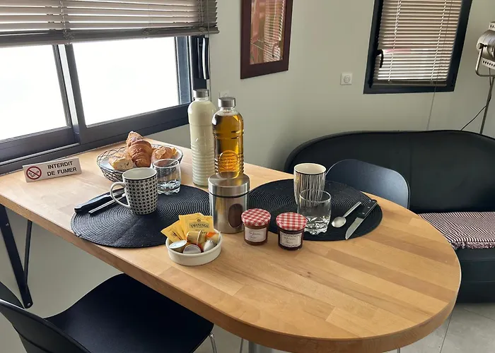 Le Logis De De 34m2 Проживание в семье Ньор